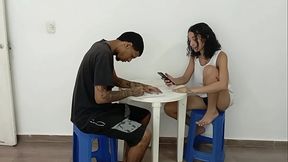 LE AYUDO A MI HERMANASTRA CON LAS TAREAS A CAMBIO ELLA ME SACA LA LECHE BIEN RICO PORNO AMATEUR