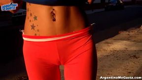 Cameltoe en kont Pants zonder slipjes flitsen in het openbaar!