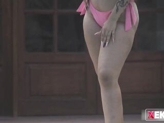 My Venezuelan neighbour with massive titties lets me screw her in swap for taking some worthy photos of her.