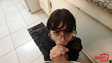 Fui na cozinha tomar o meu leitinho pra dormir e ganhei foi leitada na boquinha desse gostoso pirocudo que me botou pra beber da fonte