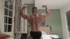 VINCENZO DAVORIO CULTURISTA DAL MUSCOLO SUDATO ALFA TI BALLA MOSTRA I SUOI MUSCOLI E TI DOMINA! SEI PRONTO A VENERARE I SUOI MUSCOLI? LUI FLETTE I SUOI MUSCOLI PIENI DI VENE POMPATE E DURE!