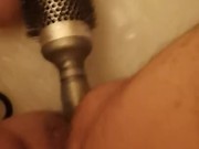 Je m'excite sur ma brosse comme une chienne