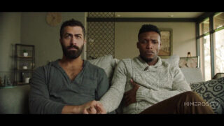 Andre Donovan lidera uma orgia interracial sem proteção com Adam Ramzi, Max Adonis e Ricky Roman, trocando pênis, beijos e ejaculações.