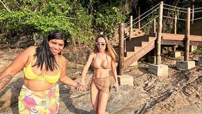 Uma Aventura em P&uacute_blico: Foda com a Buceta Peluda da Nicoly e a Raspada da Priscila