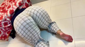 Big Round Ass Muslim Sexy Stepmom Stuck Inside Tea Table & Want Anal Fuck From Stranger - Wide Pussy