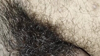 Dojrzały tatuś uprawia seks analny z młodą, owłosioną indyjską dziwką na zewnątrz z gorącym kremowym ciastkiem