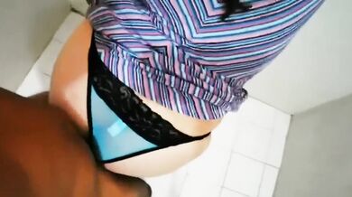 Rapidín real levantándole el vestido metiéndole la verga sin piedad