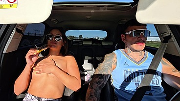 DE VIAJE MOSTRANDO LAS TETAS EN PLENA RUTA