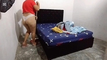 Estoy muy cachonda que me termino masturbándo mi coño en el patio de la casa
