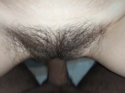 Трахаю волосатую киску и она получает много спермы