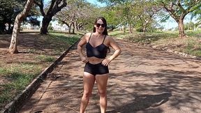 gostosa de shortinho provocando na rua, pagou boquete para estranho e ganhou gozada nos seios