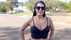 gostosa de shortinho provocando na rua, pagou boquete para estranho e ganhou gozada nos seios