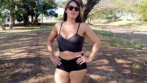 gostosa de shortinho provocando na rua, pagou boquete para estranho e ganhou gozada nos seios