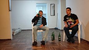 voy ala casa de mi mejor amigo para ver el juego de futbol se pone muy le hago unos masajes a su esposa y terminamos follando tiene un culo muy grande es una buena puta