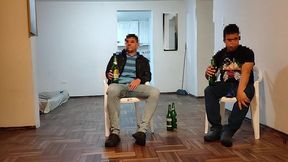 voy ala casa de mi mejor amigo para ver el juego de futbol se pone muy le hago unos masajes a su esposa y terminamos follando tiene un culo muy grande es una buena puta