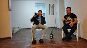 voy ala casa de mi mejor amigo para ver el juego de futbol se pone muy le hago unos masajes a su esposa y terminamos follando tiene un culo muy grande es una buena puta