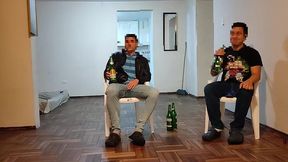 voy ala casa de mi mejor amigo para ver el juego de futbol se pone muy le hago unos masajes a su esposa y terminamos follando tiene un culo muy grande es una buena puta
