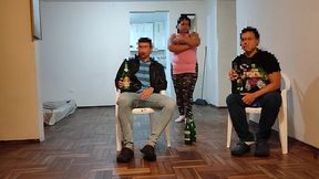 voy ala casa de mi mejor amigo para ver el juego de futbol se pone muy le hago unos masajes a su esposa y terminamos follando tiene un culo muy grande es una buena puta