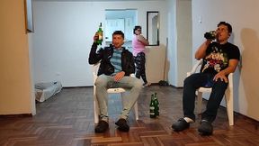 voy ala casa de mi mejor amigo para ver el juego de futbol se pone muy le hago unos masajes a su esposa y terminamos follando tiene un culo muy grande es una buena puta