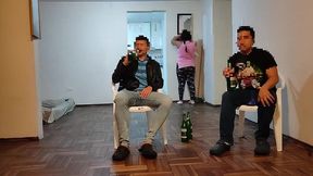 voy ala casa de mi mejor amigo para ver el juego de futbol se pone muy le hago unos masajes a su esposa y terminamos follando tiene un culo muy grande es una buena puta