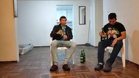 voy ala casa de mi mejor amigo para ver el juego de futbol se pone muy le hago unos masajes a su esposa y terminamos follando tiene un culo muy grande es una buena puta