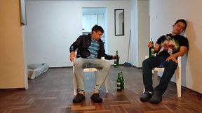 voy ala casa de mi mejor amigo para ver el juego de futbol se pone muy le hago unos masajes a su esposa y terminamos follando tiene un culo muy grande es una buena puta