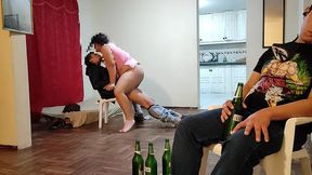 voy ala casa de mi mejor amigo para ver el juego de futbol se pone muy le hago unos masajes a su esposa y terminamos follando tiene un culo muy grande es una buena puta