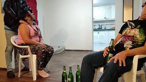 voy ala casa de mi mejor amigo para ver el juego de futbol se pone muy le hago unos masajes a su esposa y terminamos follando tiene un culo muy grande es una buena puta