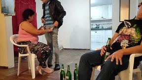 voy ala casa de mi mejor amigo para ver el juego de futbol se pone muy le hago unos masajes a su esposa y terminamos follando tiene un culo muy grande es una buena puta