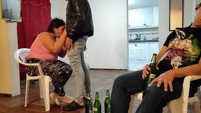 voy ala casa de mi mejor amigo para ver el juego de futbol se pone muy le hago unos masajes a su esposa y terminamos follando tiene un culo muy grande es una buena puta