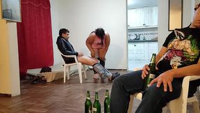 voy ala casa de mi mejor amigo para ver el juego de futbol se pone muy le hago unos masajes a su esposa y terminamos follando tiene un culo muy grande es una buena puta
