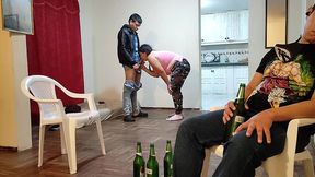 voy ala casa de mi mejor amigo para ver el juego de futbol se pone muy le hago unos masajes a su esposa y terminamos follando tiene un culo muy grande es una buena puta