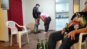 voy ala casa de mi mejor amigo para ver el juego de futbol se pone muy le hago unos masajes a su esposa y terminamos follando tiene un culo muy grande es una buena puta