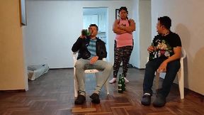 voy ala casa de mi mejor amigo para ver el juego de futbol se pone muy le hago unos masajes a su esposa y terminamos follando tiene un culo muy grande es una buena puta