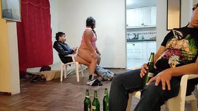 voy ala casa de mi mejor amigo para ver el juego de futbol se pone muy le hago unos masajes a su esposa y terminamos follando tiene un culo muy grande es una buena puta