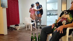 voy ala casa de mi mejor amigo para ver el juego de futbol se pone muy le hago unos masajes a su esposa y terminamos follando tiene un culo muy grande es una buena puta