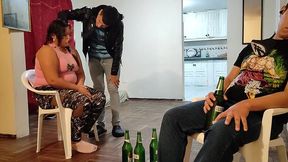 voy ala casa de mi mejor amigo para ver el juego de futbol se pone muy le hago unos masajes a su esposa y terminamos follando tiene un culo muy grande es una buena puta