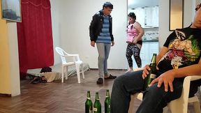 voy ala casa de mi mejor amigo para ver el juego de futbol se pone muy le hago unos masajes a su esposa y terminamos follando tiene un culo muy grande es una buena puta