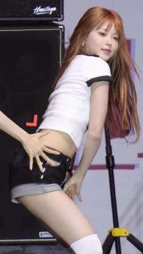 Leggy K-pop beauty shows off her athletic