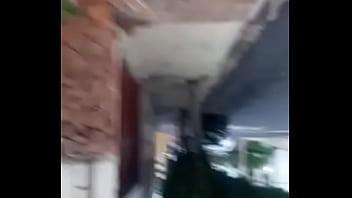 mostrando a rola na rua