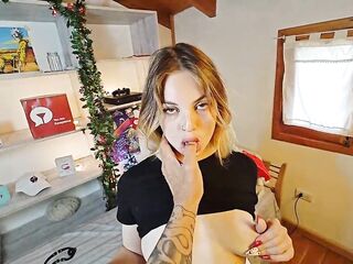Sexy stepsister gives up her booty to be caught on livecam