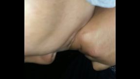 Se le escapa al novio en la disco