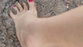 Los sexys pies embarrados de Saray