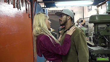 Barbara Alves fode em fabrica com Nego Catra