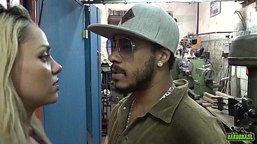 Barbara Alves fode em fabrica com Nego Catra