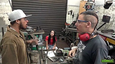 Barbara Alves fode em fabrica com Nego Catra