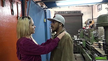 Barbara Alves fode em fabrica com Nego Catra