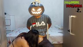 Halloween bruxa deseja fazer sexo com ator porno, com sua magia faz ele surgir amarrado em seu quarto, e lhe d&aacute_ a po&ccedil_&atilde_o do desejo para ele desejar ela
