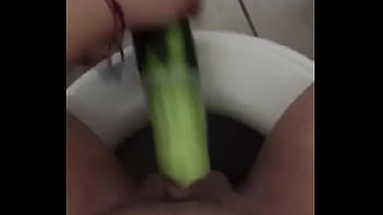 Mi esposa meti&eacute_ndose un pepino