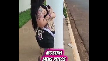 Dani Tatuada exibe os seios na rua